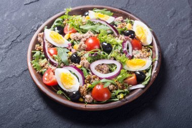 Ton balıklı salata domates ile