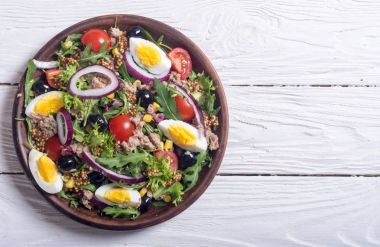 Ton balıklı salata domates ile