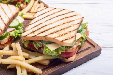 Club sandviç domates, salatalık, jambon ve peynir ile