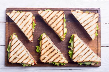 Club sandviç domates, salatalık, jambon ve peynir ile