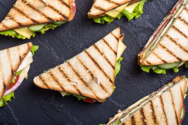 Club sandviç domates, salatalık, jambon ve peynir ile