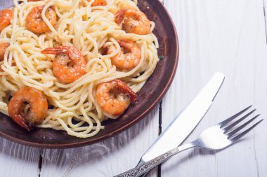 İtalyan makarna spagetti karides ile