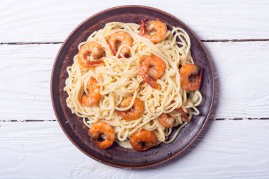 İtalyan makarna spagetti karides ile