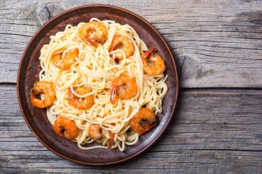 İtalyan makarna spagetti karides ile
