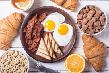 Yumurta, domuz pastırması ve kruvasan kahvaltı 