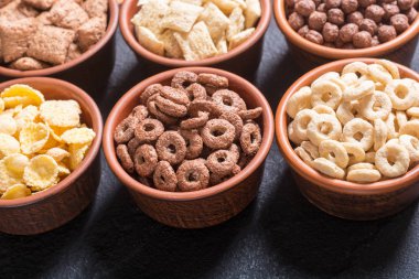 Tahıllar. Süt ve çikolata Mısır gevreği ile Kahvaltı