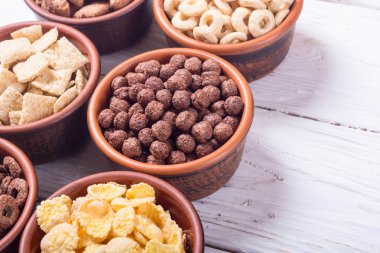 Tahıllar. Süt ve çikolata Mısır gevreği ile Kahvaltı