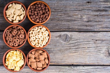 Tahıllar. Süt ve çikolata Mısır gevreği ile Kahvaltı