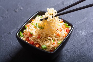 Hazır erişteler kasede