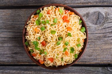 Hazır erişteler kasede