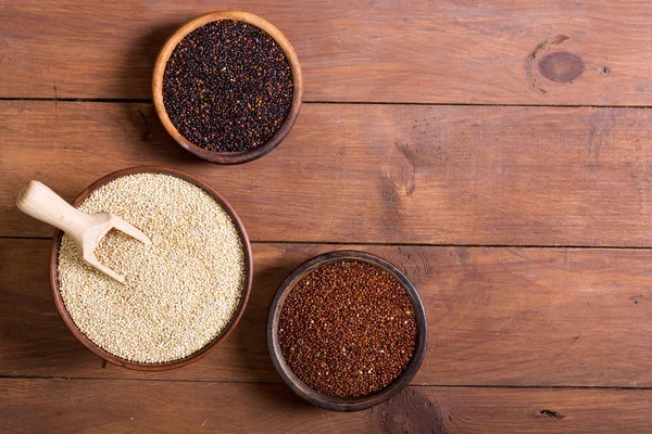 Zwarte, witte en rode quinoa in lepel — Stockfoto