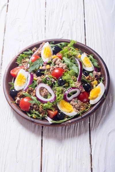 Tonijnsalade met tomaten — Stockfoto