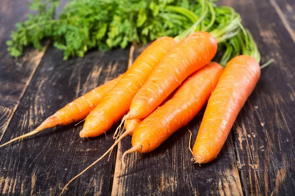 Plantaardige wortel met bladeren — Stockfoto