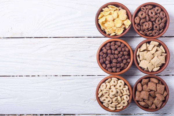 Cereales. Desayuno con leche y copos de maíz de chocolate — Foto de Stock