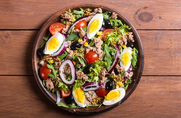 Tonijnsalade met tomaten — Stockfoto