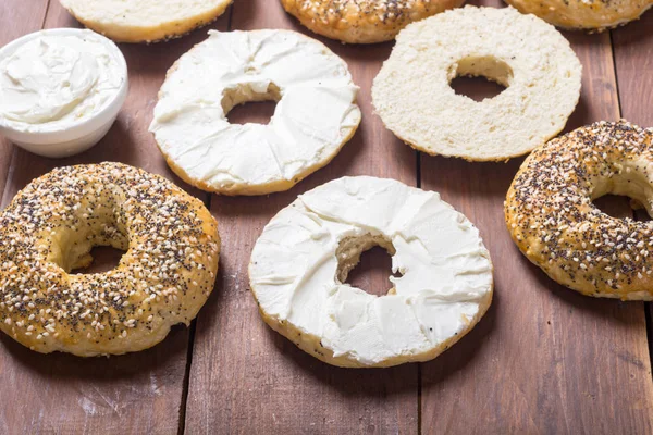 Homemade bagels with cream cheese — Stock Photo, Image