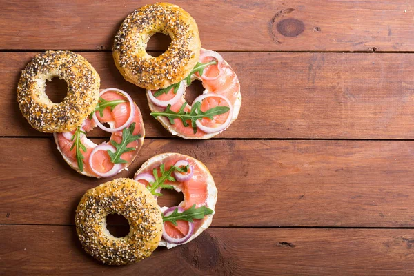 Hausgemachte Bagels mit Lachs — Stockfoto