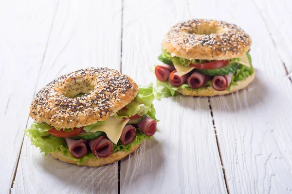 Simit jambon ile — Stok fotoğraf