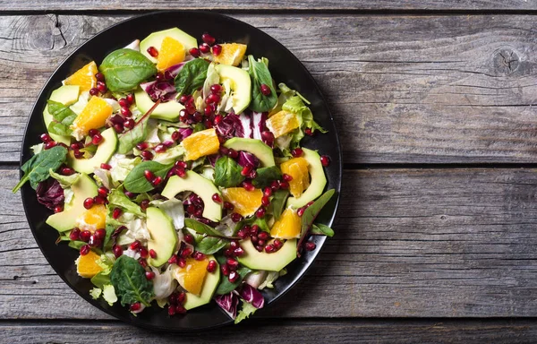 Salada com abacate — Fotografia de Stock