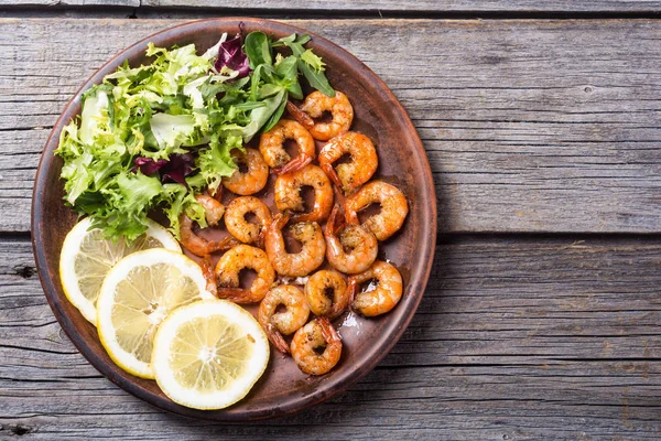 Ensalada con lechuga, limón y camarones — Foto de Stock