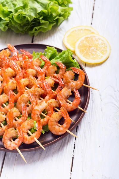 Grilled shrimps skewers — Stock Photo, Image