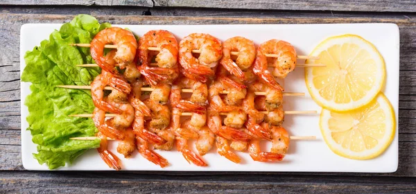 Grilled shrimps skewers — Stock Photo, Image