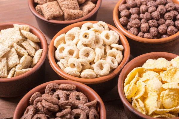 Cereais. Café da manhã com leite e flocos de milho de chocolate — Fotografia de Stock