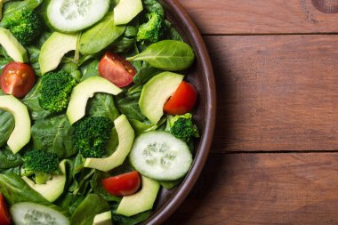 Avokado salata domates ile