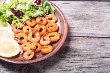 Lattuce, limon ve karides salatası 