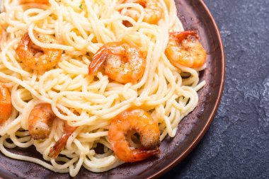 İtalyan makarna spagetti karides ile