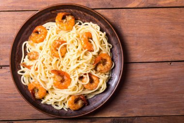 İtalyan makarna spagetti karides ile