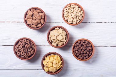 Tahıllar. Süt ve çikolata Mısır gevreği ile Kahvaltı