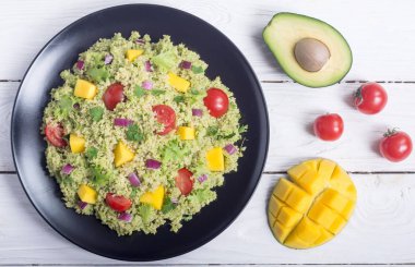 Quinoa salata Guakamole ile