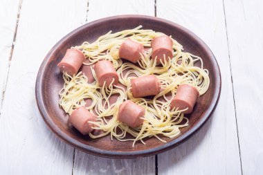 Sosisli makarna spagetti