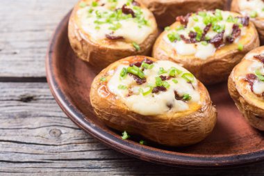 Fırında patates peynir ile doldurulmuş