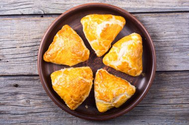 Puf böreği samosa fırından yeni çıkmış