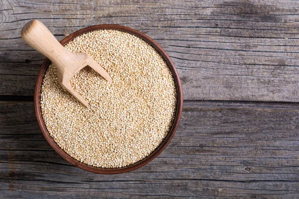 Hvit quinoa i bolle – stockfoto