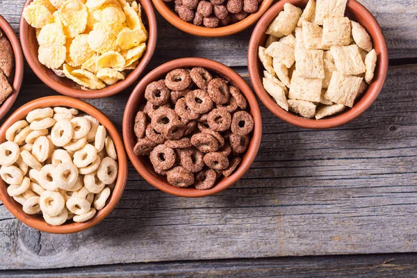 Tahıllar. Süt ve çikolata Mısır gevreği ile Kahvaltı