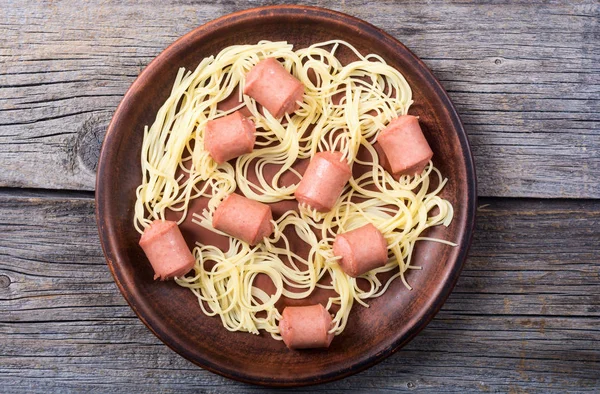 Espaguetis de pasta con salchicha —  Fotos de Stock