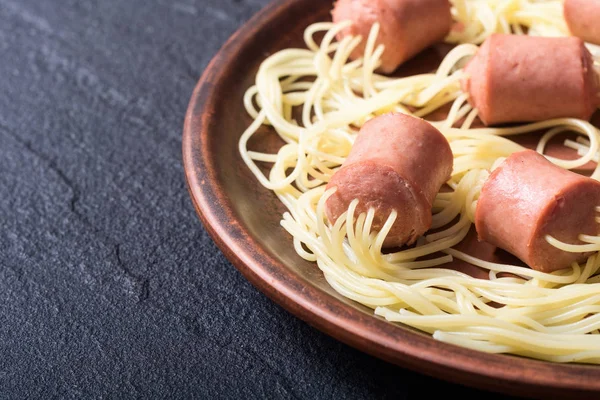 Makaron spaghetti z kiełbasą — Zdjęcie stockowe