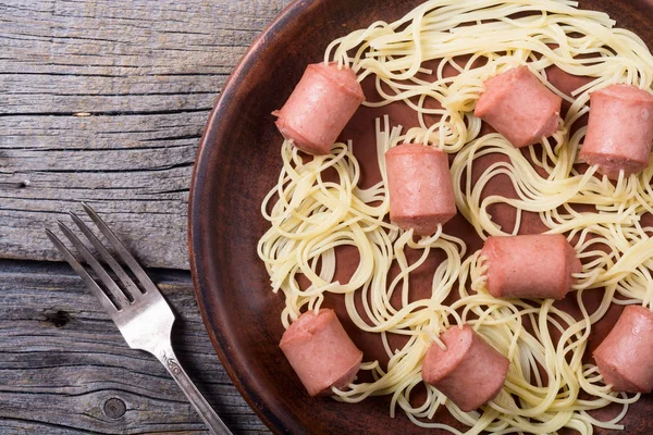 Makaron spaghetti z kiełbasą — Zdjęcie stockowe