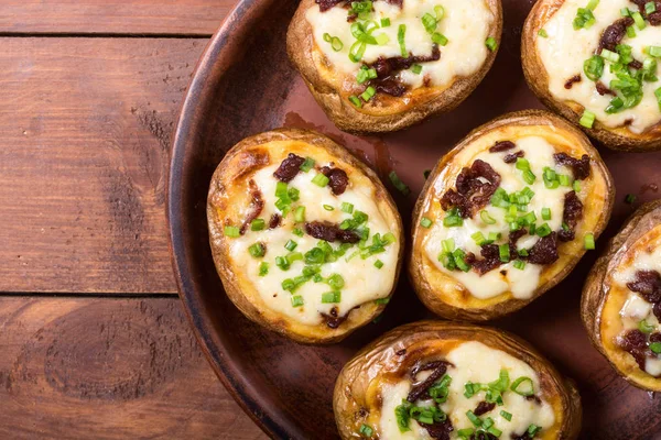 Fırında patates peynir ile doldurulmuş