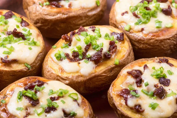 Fırında patates peynir ile doldurulmuş