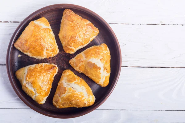 Vers gebakken bladerdeeg samosa — Stockfoto