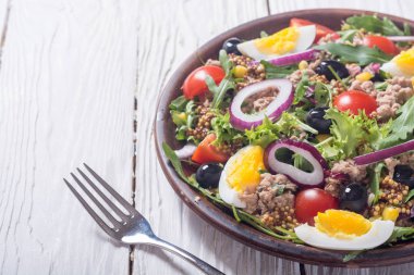 Ton balıklı salata domates ile