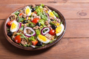 Ton balıklı salata domates ile