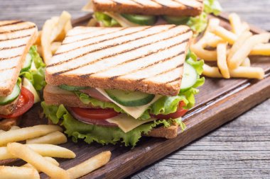 Club sandviç domates, salatalık, jambon ve peynir ile