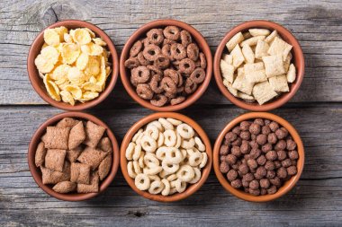 Tahıllar. Süt ve çikolata Mısır gevreği ile Kahvaltı