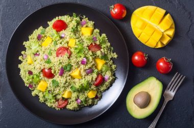 Quinoa salata Guakamole ile