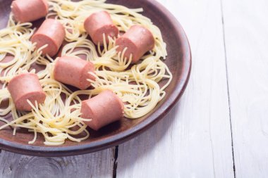 Sosisli makarna spagetti